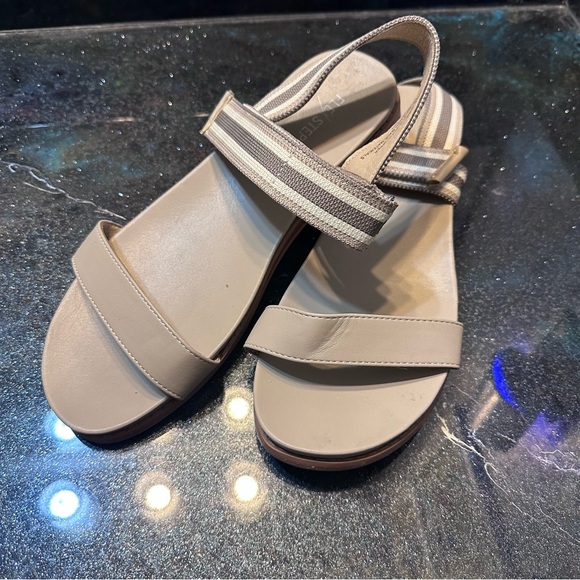 Rhinestone Detailing Elegant White Sandals Size 10 Wide - Picture 2 of 9